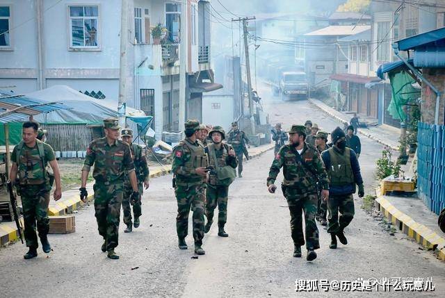 一個個緬軍排隊繳槍:老街戰局已揭曉_緬甸_同盟軍_木姐