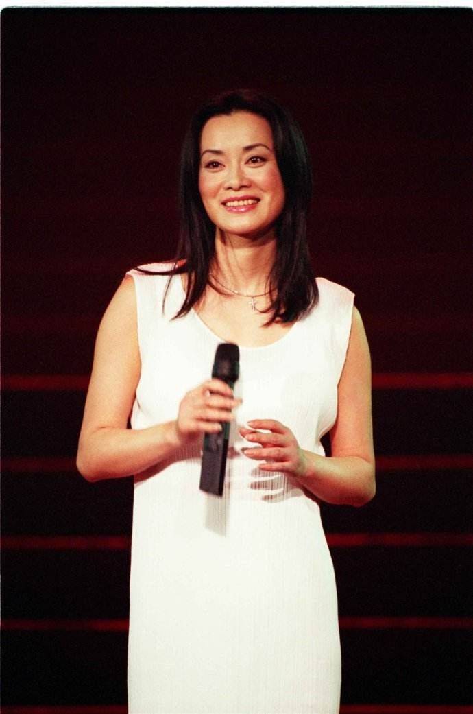 富豪解直锟因病离世,留下260亿遗产,遗孀毛阿敏的选择令人泪目_谷建芬