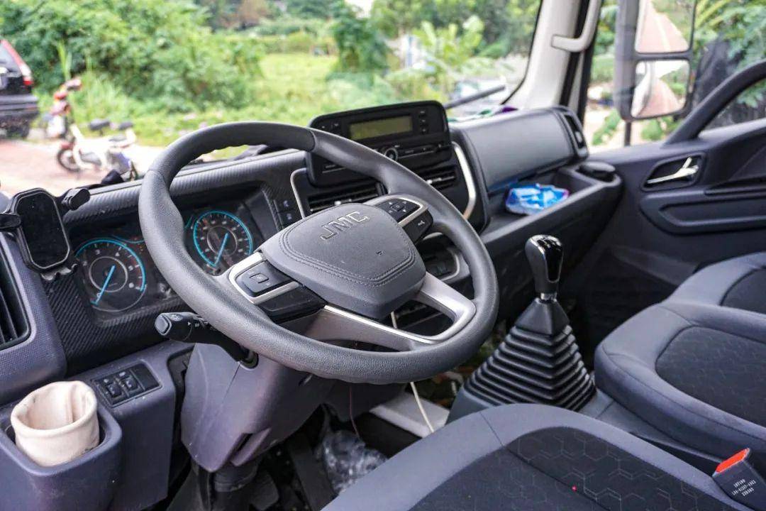 凯运 还采用乘用化的内饰设计思路,腿部空间相当宽裕,方向盘很轻便