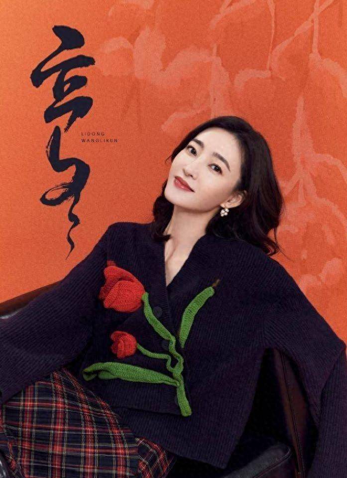 王丽坤发来冬日写真,一袭黑袍优雅迷人_观众_时尚_黑色