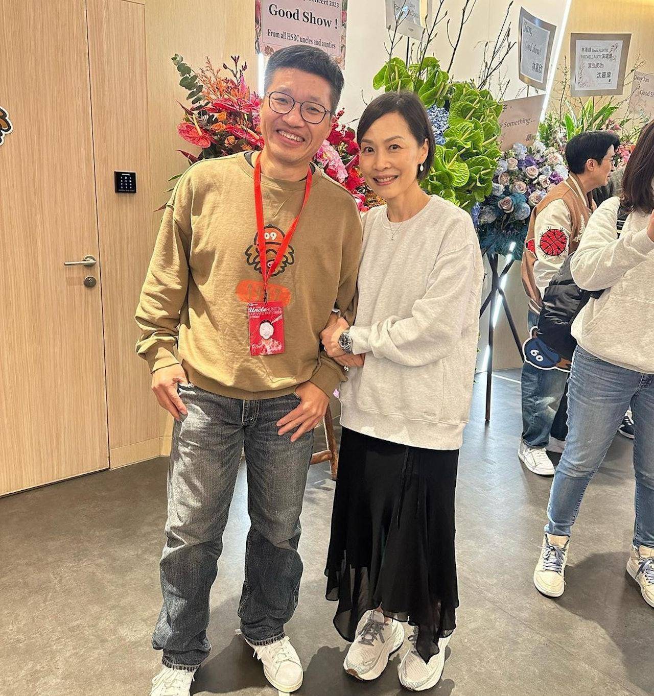 54岁彭羚现身林海峰演唱会,打扮素朴皱纹明显,状态真实优雅老去_彭玲