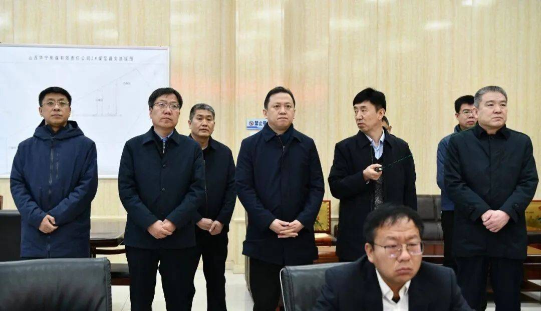 在山西华宁焦煤有限责任公司,王渊一行先后前往调度指挥中心,职工澡堂