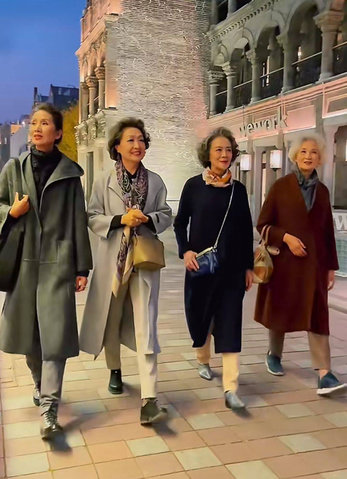 就一定不要选择颜色太沉闷,太老土的款式,这几位奶奶选择的大