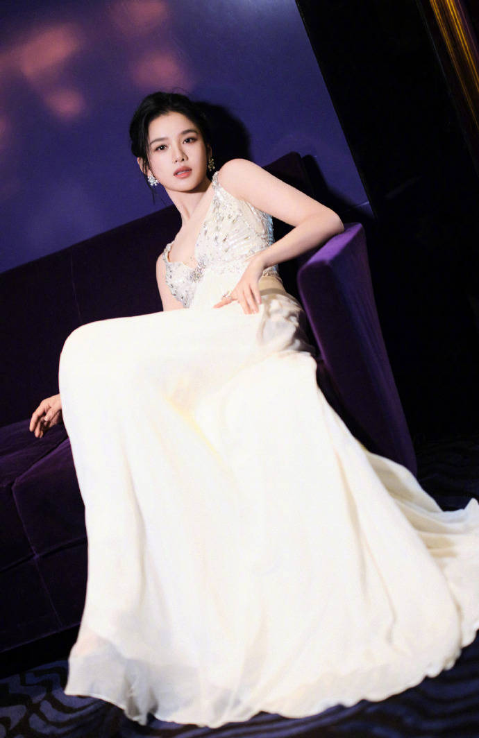 张婧仪身穿jenny packham礼服亮相,展现千金美人姿态_活动_长裙_钻石