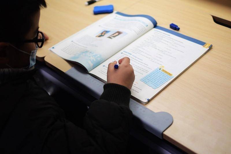 全光谱天幕灯 追背椅好坐姿 酷可立护眼学习桌椅