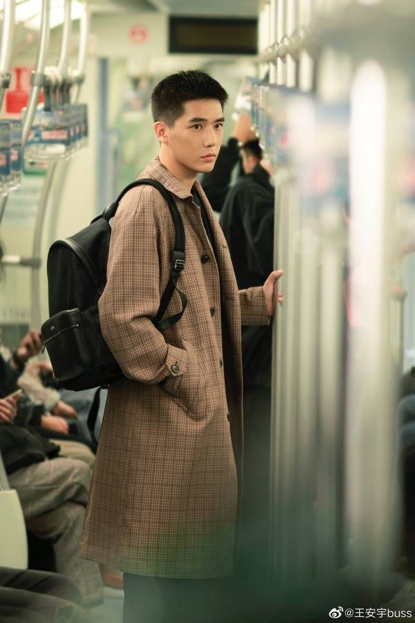 图片来源:微博@王安宇自从王安宇出道以来,他的发型要么是平头,要么是