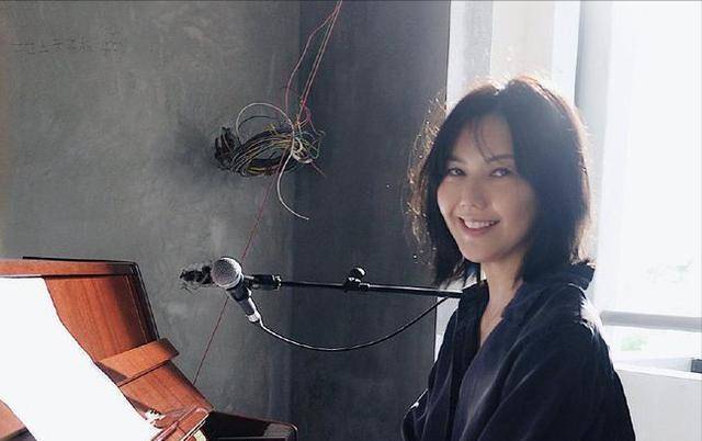 因为家境殷实,生活富裕,父亲是大学教授,母亲也是教师,所以孙燕姿三