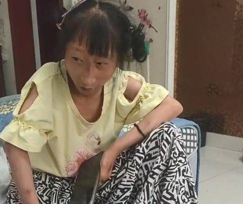 "耗子二姑"小晓遭吐槽,扇母亲巴掌骂父亲,却对爷爷很喜欢_父母_孩子