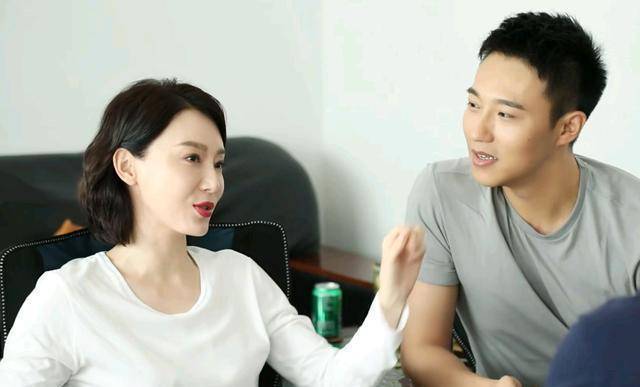 夫妇"正式交往,牵手逛街两人全程撒糖,年下恋好甜啊_叶东烈_斯黛_陈数