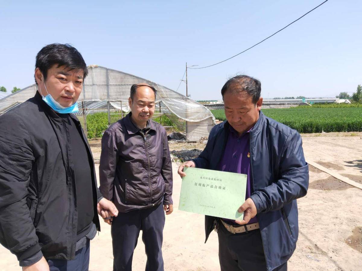 安阳市中国农民丰收节暨消费助农集市活动北关区元浩区长现场听取食用