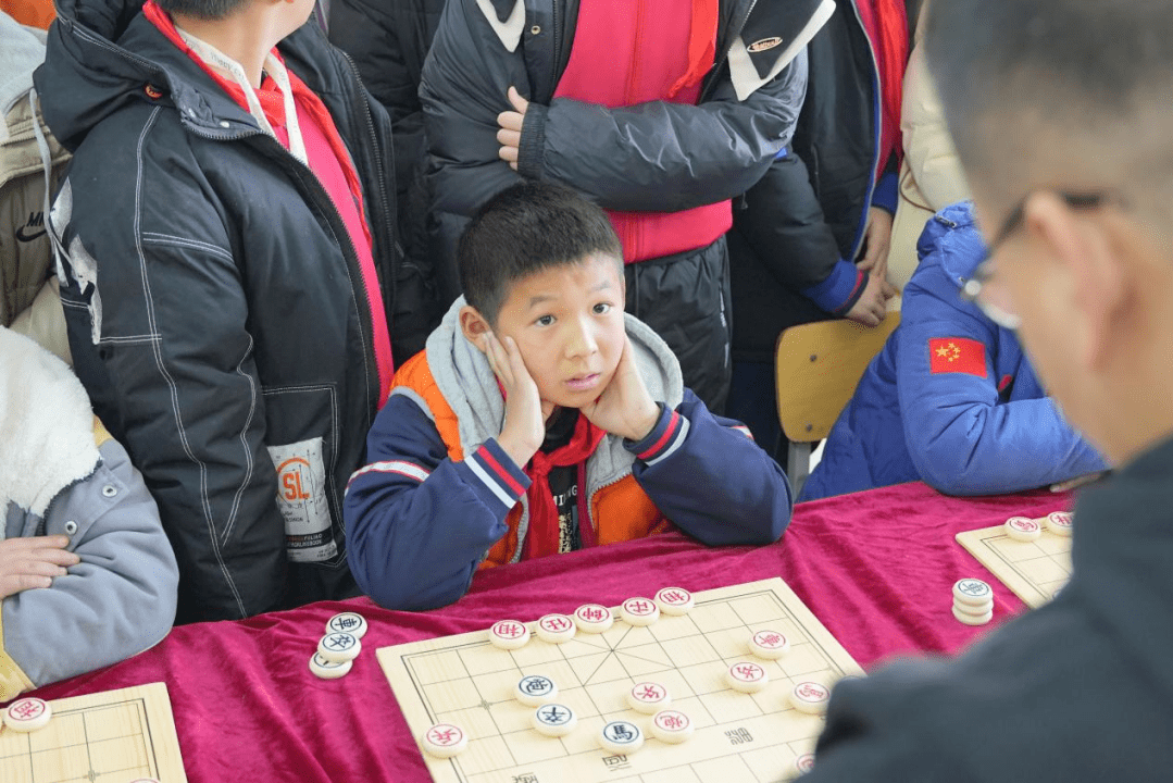 象棋大师武俊强走进荥阳广武六小,传递"象棋弈公益"