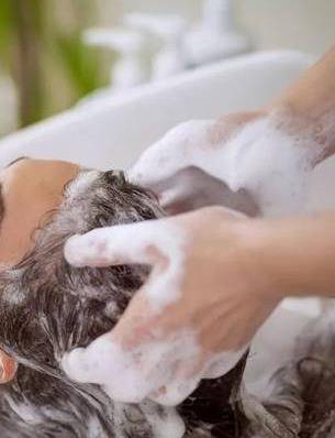 一天一次算多吗?冬季洗头注意哪些问题?_头皮_毛囊_按摩