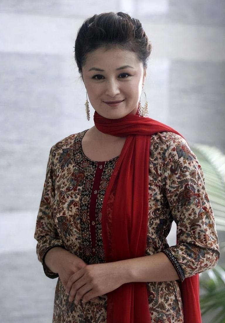 于月仙在内蒙古拍摄期间,乘坐的车子突发意外与骆驼相撞,于月仙不幸