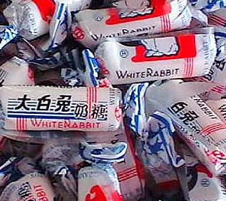 大白兔奶糖上的那张透明纸是什么东西?到底能不能吃呢(图2) 大白兔奶糖上的那张透明纸是什么东西?到底能不能吃呢(图2)