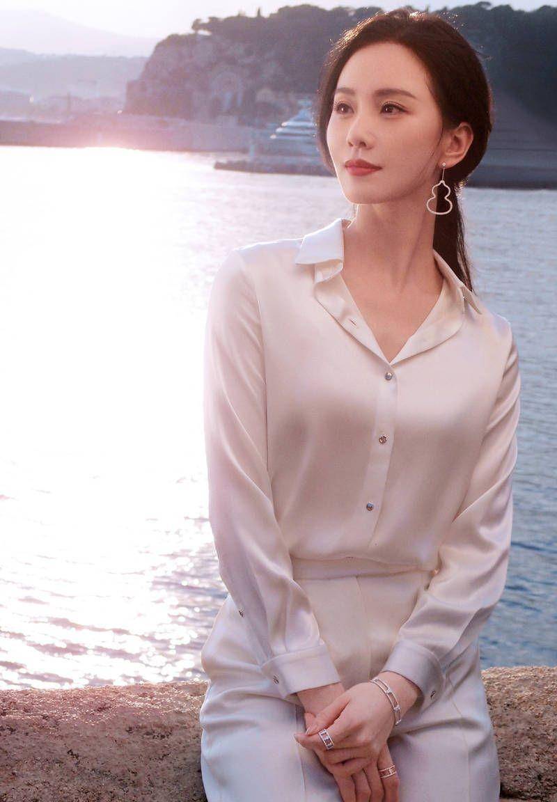 刘诗诗身穿缎面衬衫,衣冠楚楚,优雅,夕阳与海风相伴,平静温柔