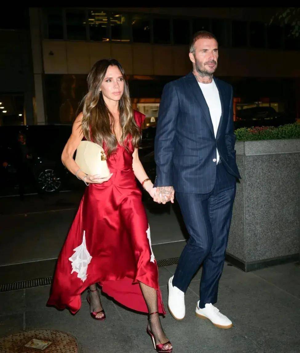 贝克汉姆和维多利亚亮相纽约盛会 妻子红裙配长袜 看起来优雅动人