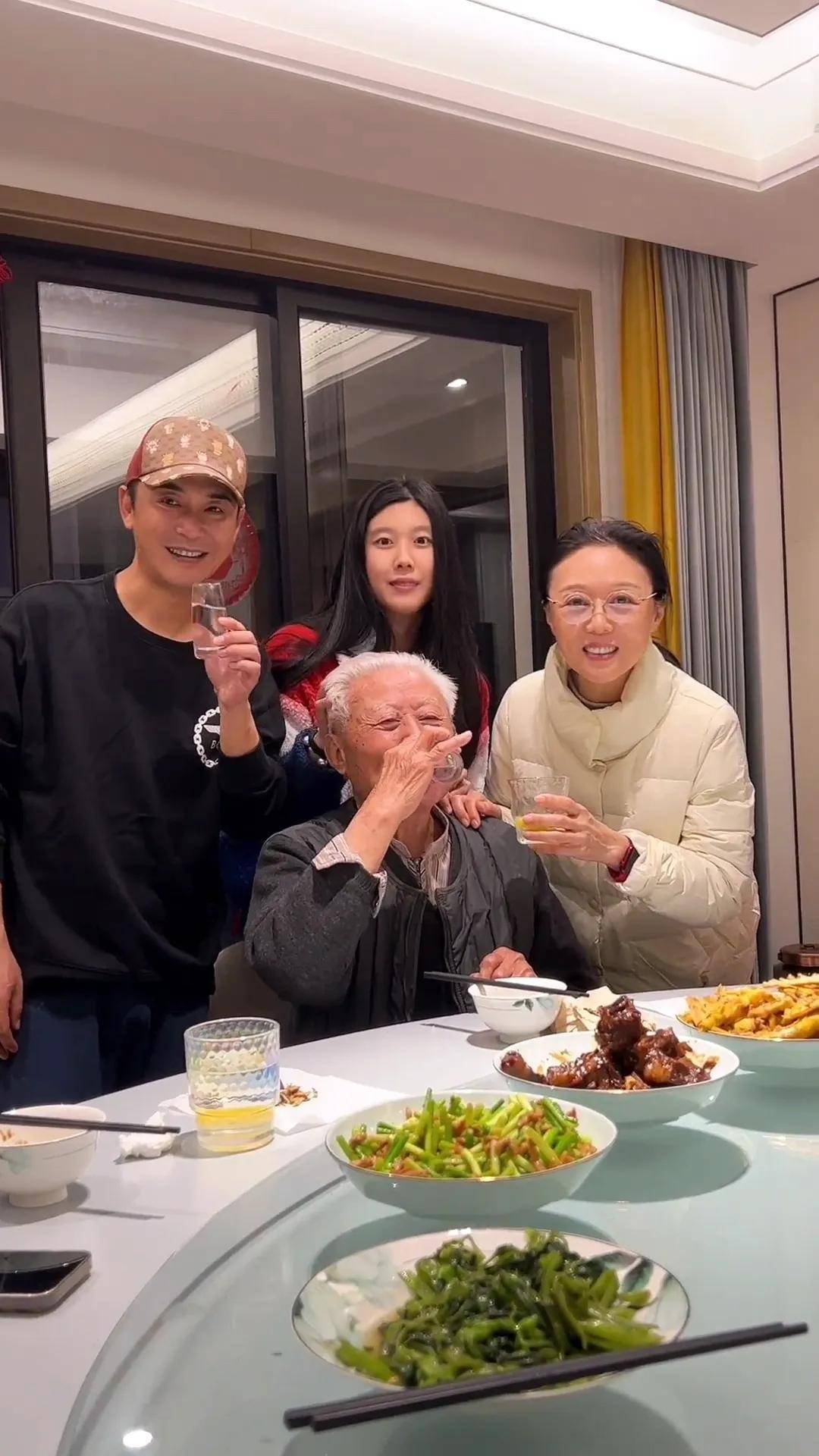 61岁吴琼携小15岁老公回乡祭祖,夫妻被吐槽像母子,与养女显生分_阮巡