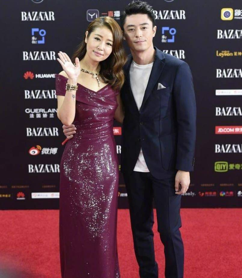 林心如携老公为父母庆生,她穿卫衣如少女,霍建华身材发福略显老_休闲