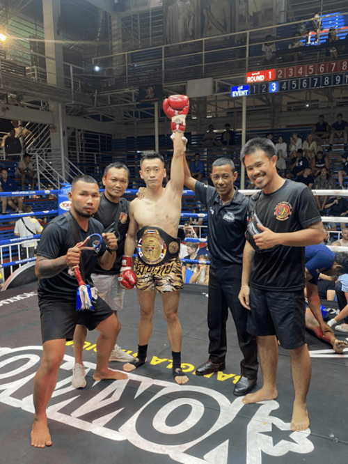 中国泰拳运动员许天乘在泰国bangla拳场夺得金腰带_比赛_对手_实力