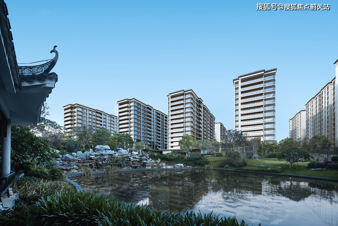 建筑设计上,越秀阅湖台选用大面积双层隔音玻璃,搭配深灰色和米白色