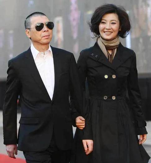 冯小刚:嫌弃原配又土又穷,转身娶小10岁的徐帆,结局如何?
