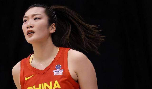 中国女篮队长宣布,郑薇继任,姚明寄予厚望