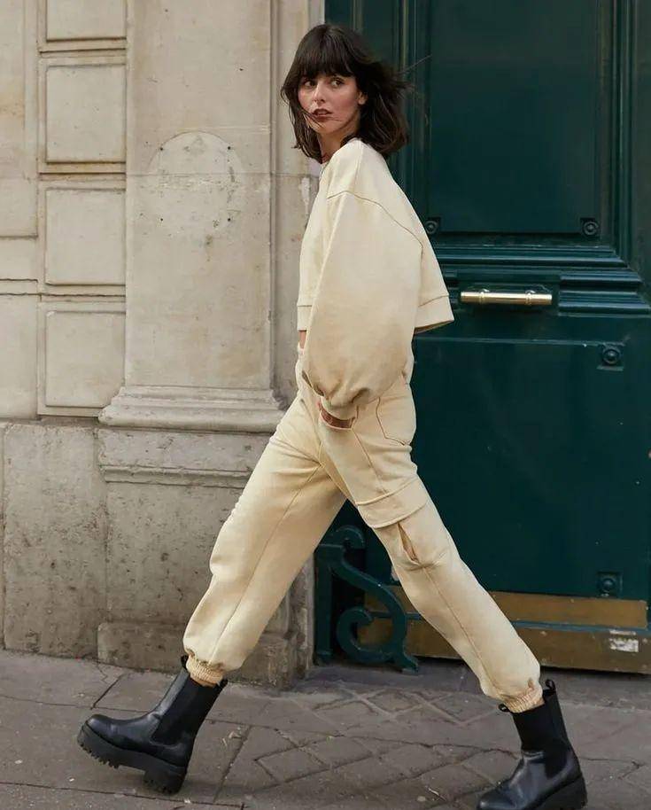 但如果你够前卫,够大胆,也可以尝试搭配一双切尔西靴,瞬间拥有酷炫的