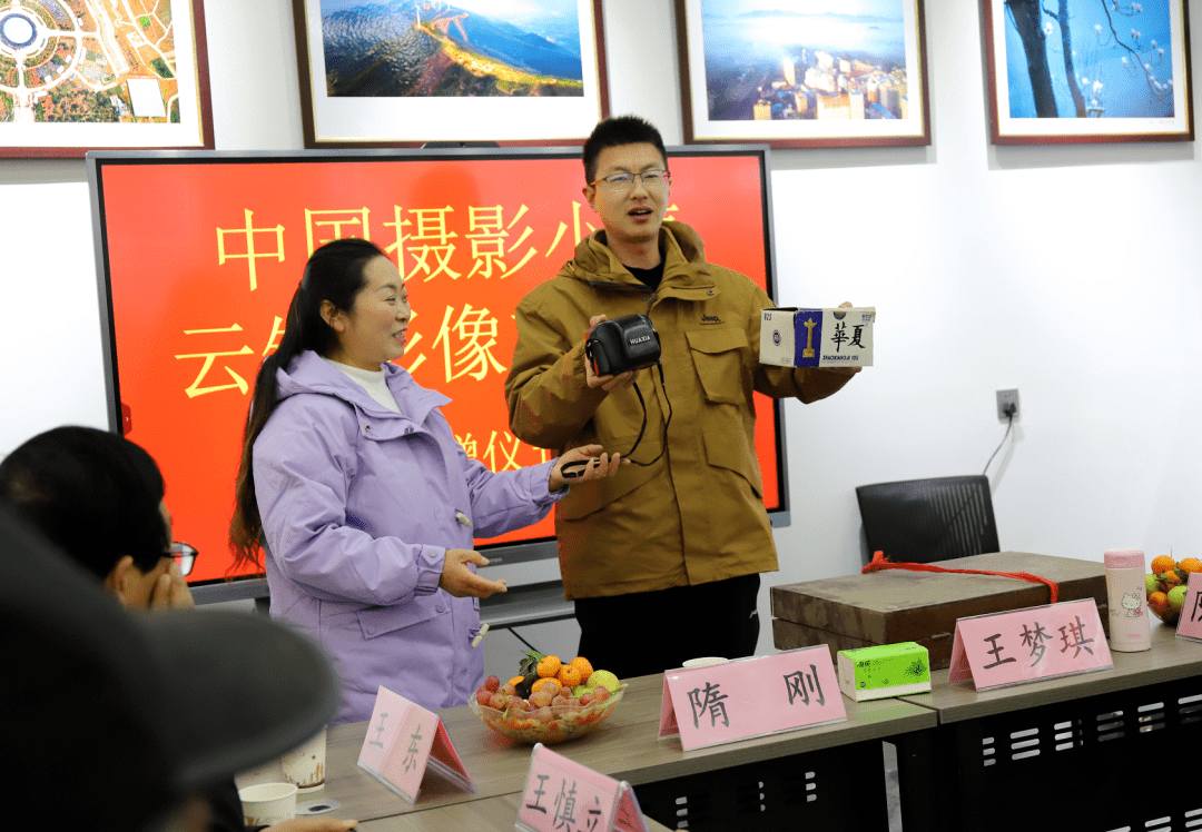 (蘭國傲代表南陽市收藏家宋琦豪捐贈的相機和油印機)