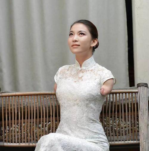 四川90后断臂女孩:3岁失去双臂,30岁成为超模,如今逆袭成明星
