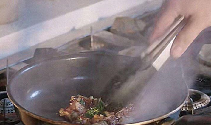 男子为老婆做1日3餐，简单的柴米油盐过成了诗和远方，网友：羡慕(图1)
