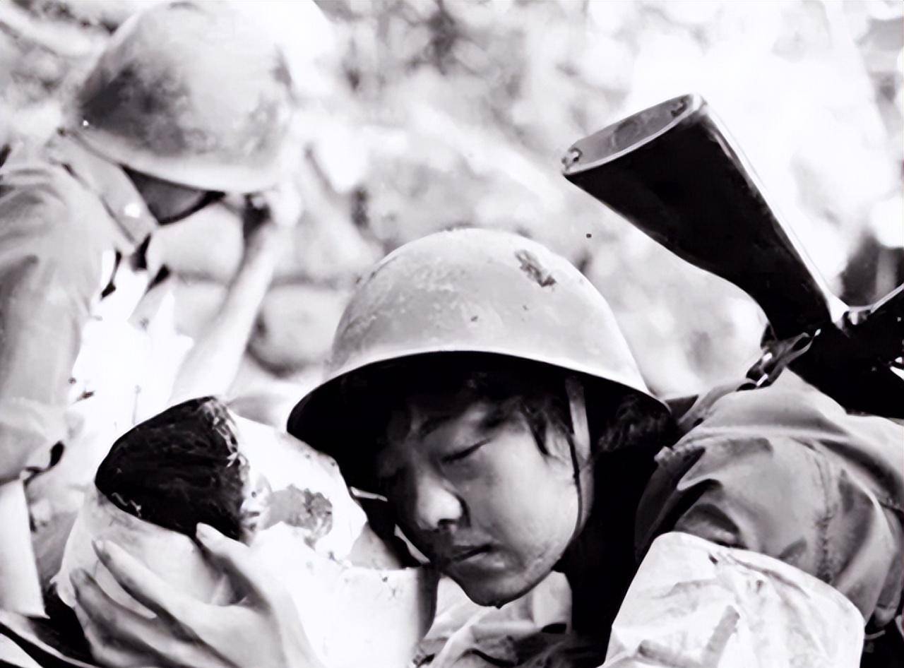 1986年老山战场照《死吻》:那名救护队女战士张茹,后来怎么样了_赵维