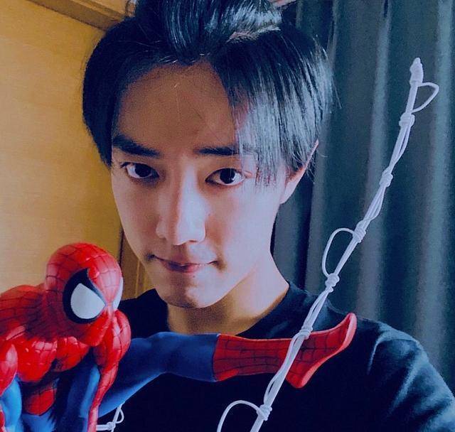 "肖战剪头发"上热搜,评论区除了期待唐三外,有一个细节成亮点_话题