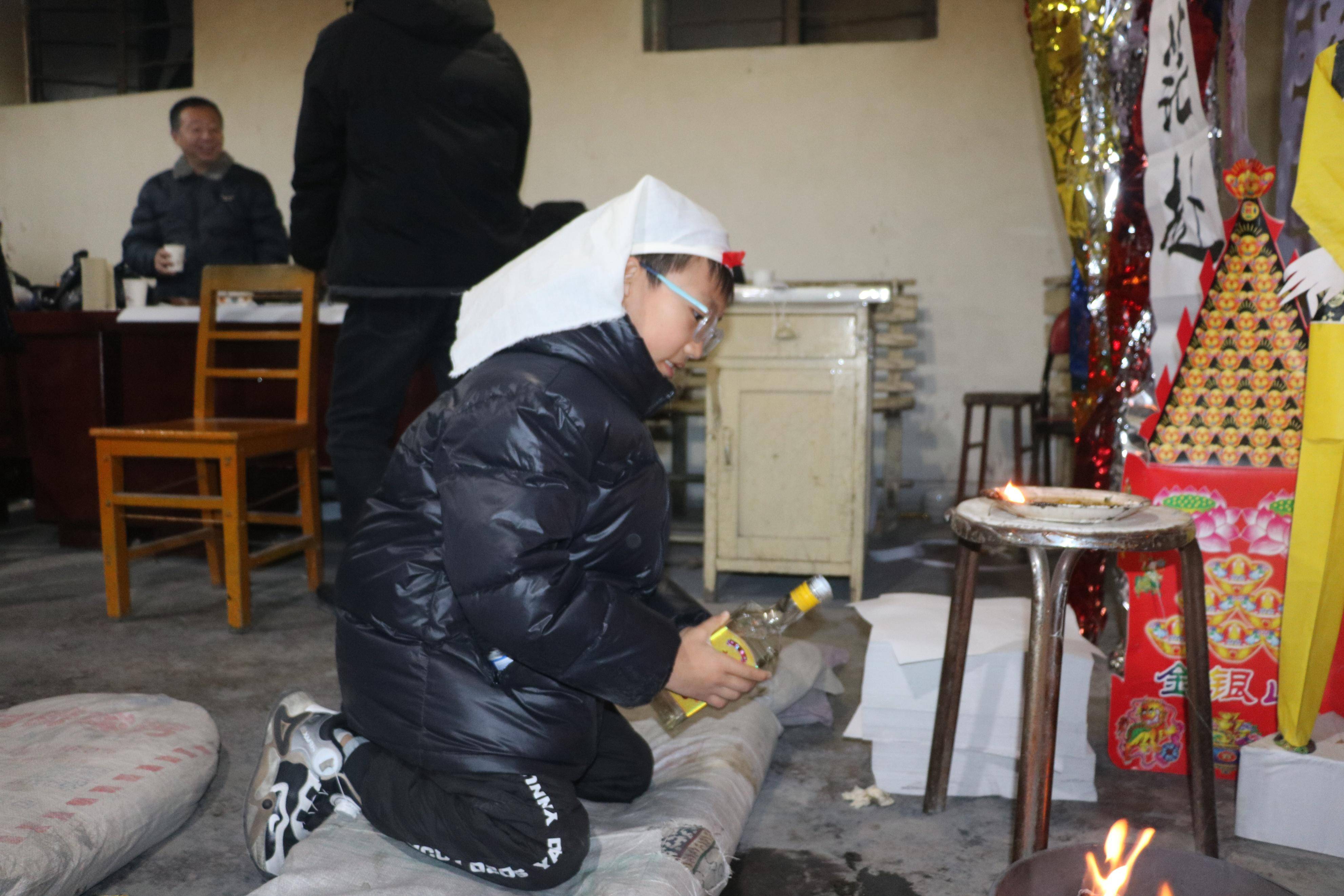 爷爷去世孙子守灵烧纸祭奠