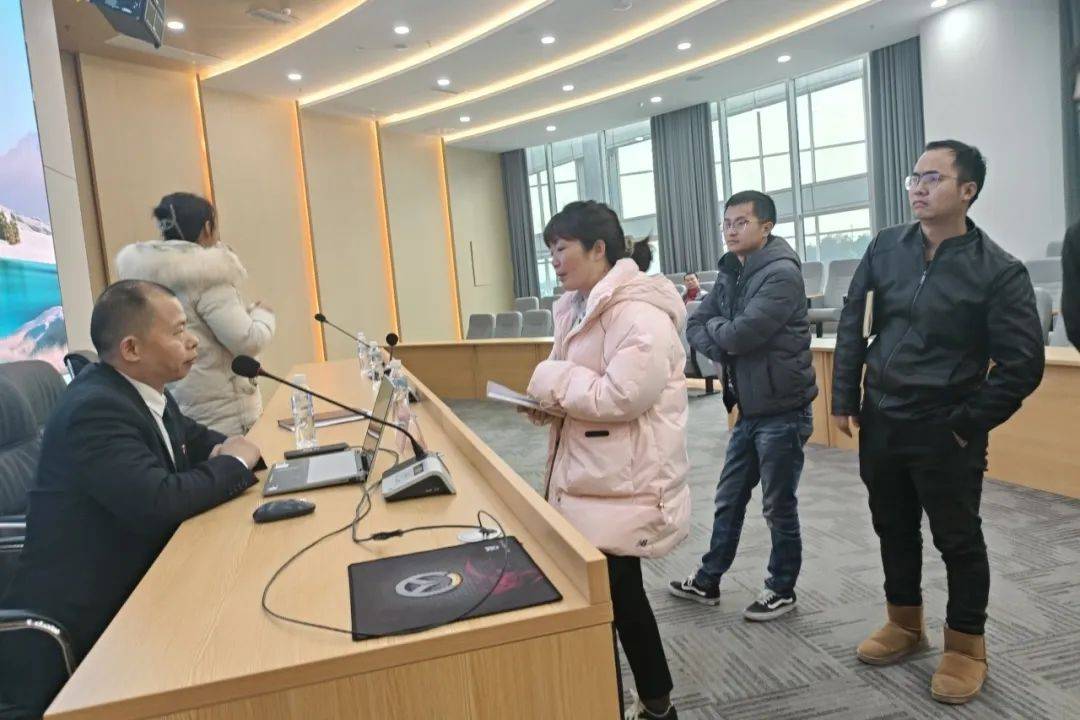 两天三场,瀛领律所张正伟律师公益普法走进雅安市_讲座_社会_参会