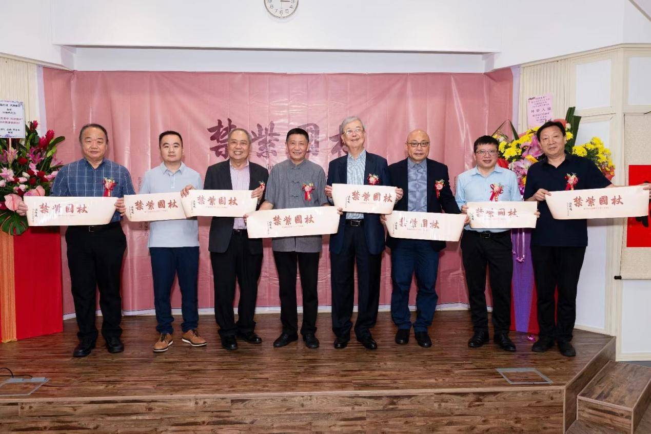 "杖国紫禁"新加坡展览现场主办方湖社画会秘书长关志英先生在贺信中