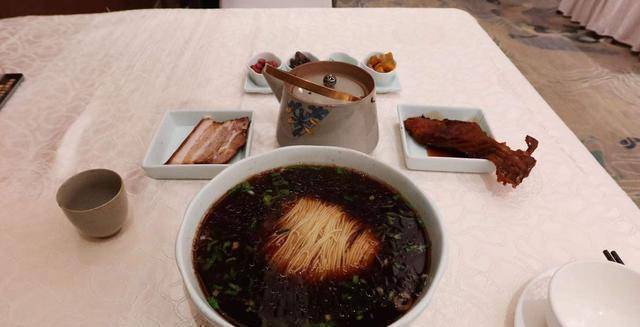 來到胥城大廈,我點了一份燜肉爆魚面,68元.