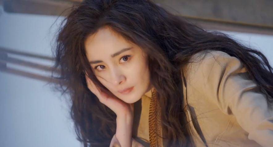 杨幂舍弃"少女风",新杂志花絮变了气质,35岁状态让人看愣_时尚_年龄