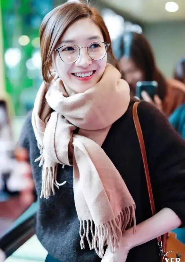 皮肤冷白的江疏影,还有可爱的口罩设计_时尚_黑色_围巾