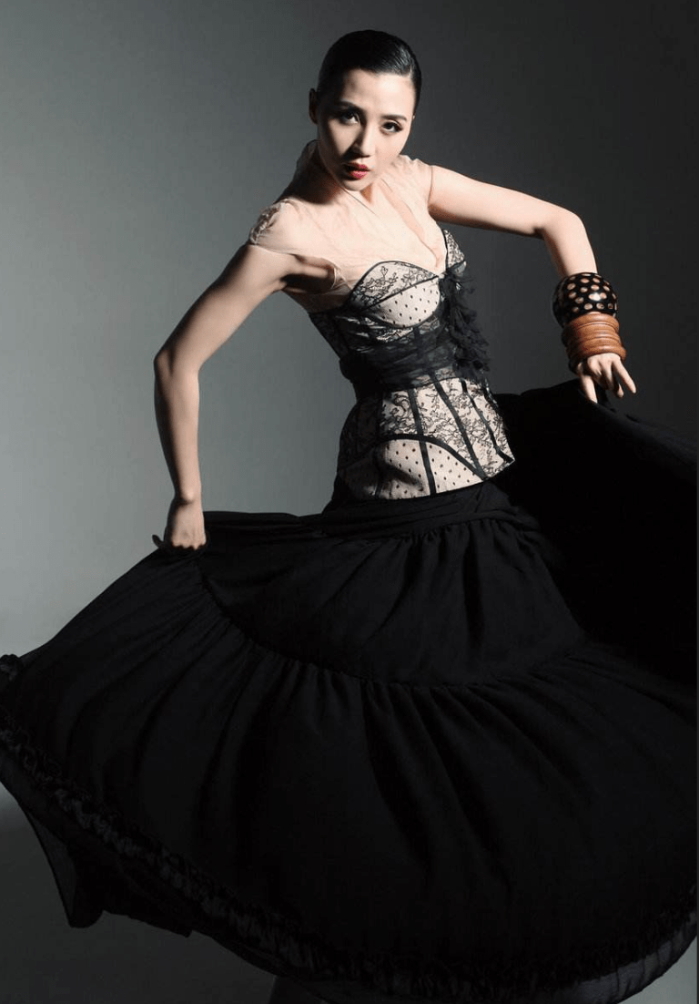 性感女神阿朵,由内而外散发魅力的女人!性格豪爽,身材火辣!