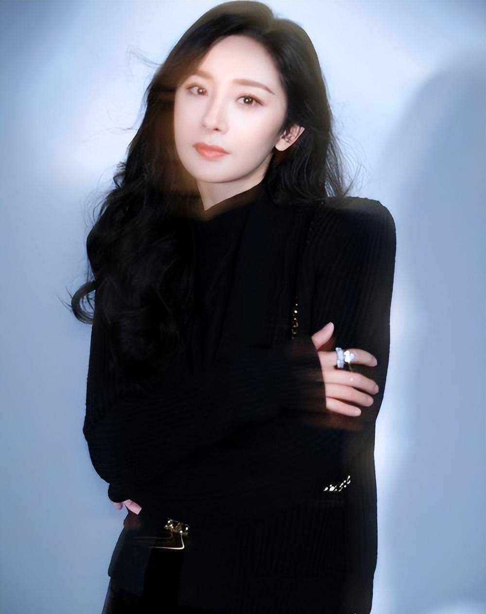 杨幂潇洒离开嘉行后,被奶大的"五子"还挺得住吗?_传媒_公司_合同