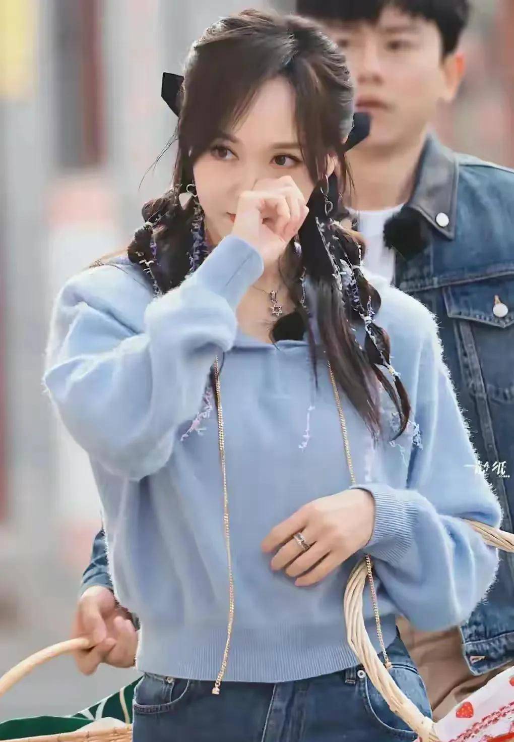 唐嫣真是越活越年轻,他的"学生服"造型太美了_生活_售价_蓝色