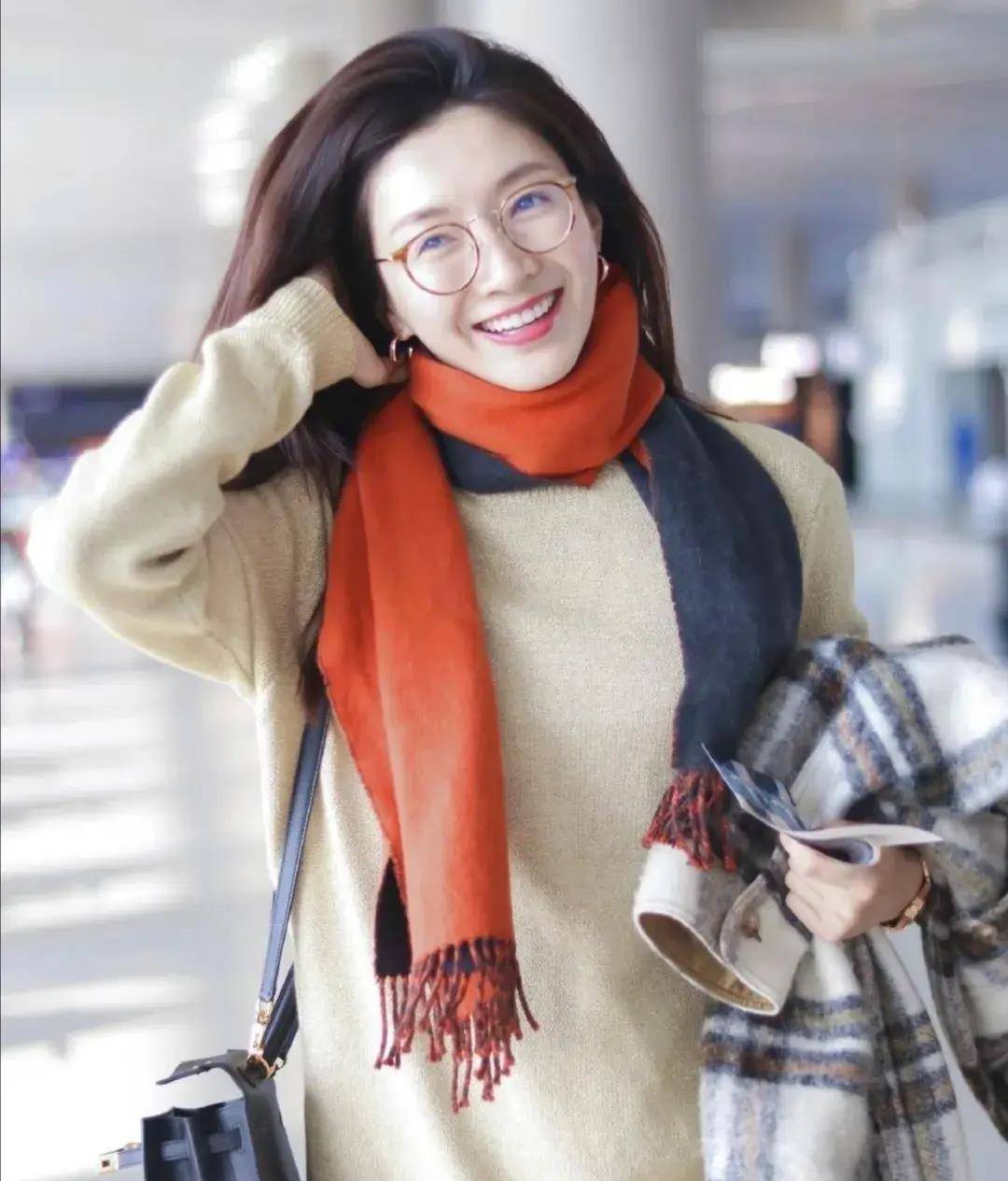 皮肤冷白的江疏影,还有可爱的口罩设计_时尚_黑色_围巾
