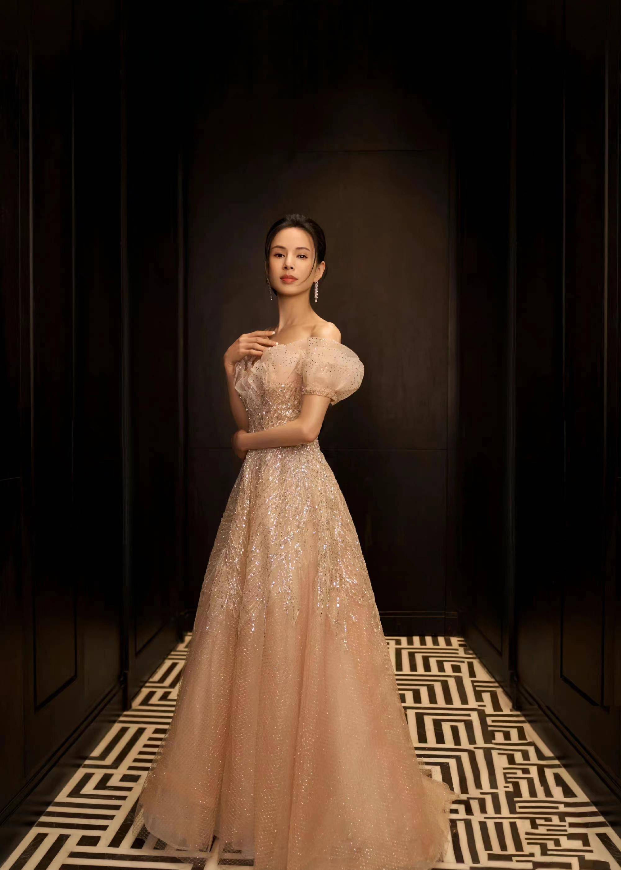 李若彤的新造型非常好看,她身穿粉色刺绣薄纱裙,美丽又仙气十足!