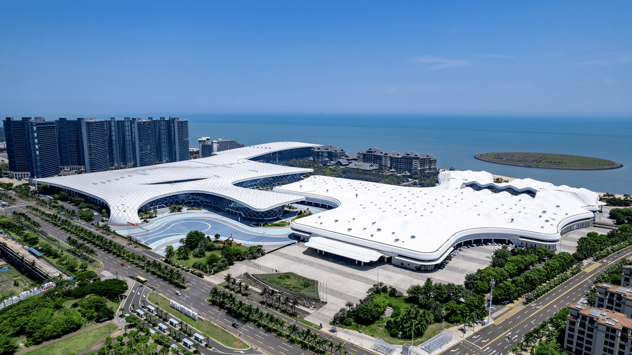 海南国际会展中心位于海口市西海岸滨海大道临海一线,总建筑面积33