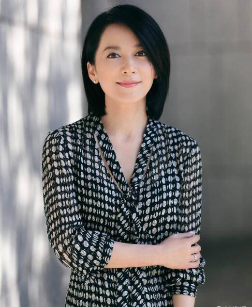 在圈内除了许晴之外还有一位女星跟许晴的年龄相仿,她就是俞飞鸿,如今