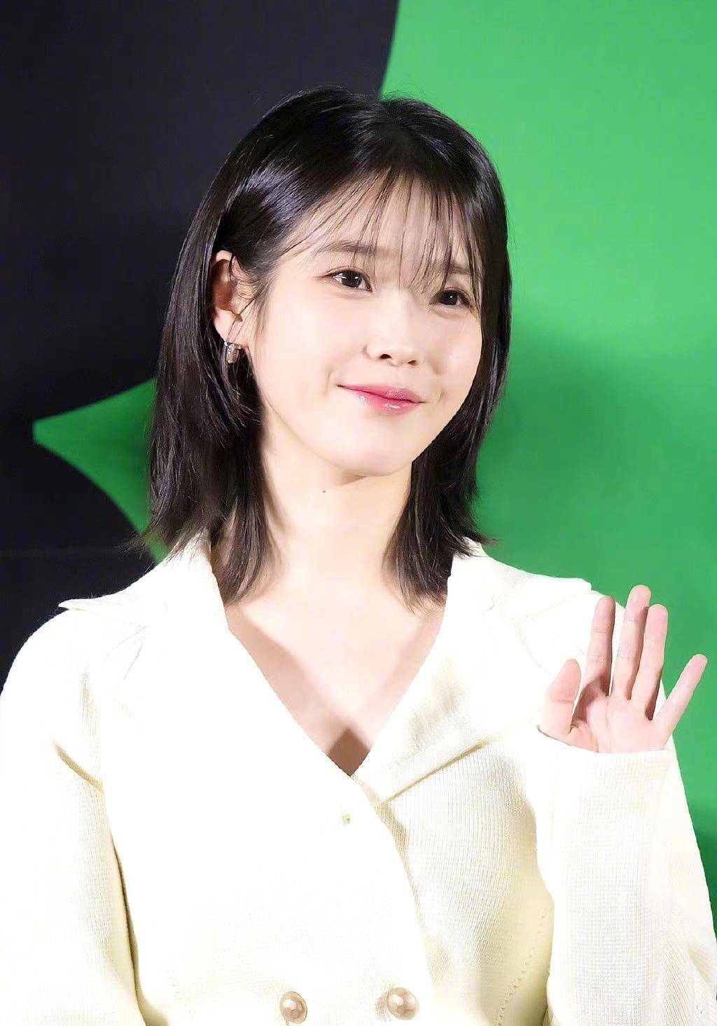 iu出席发布会,身穿白色西装,留着中短发,温柔又知性