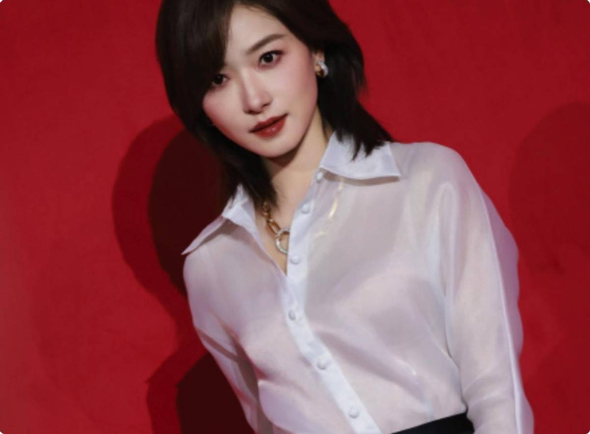 被笑不露齿的万茜惊艳,从不穿暴露礼服却艳压群芳_裙子_造型_张雨绮