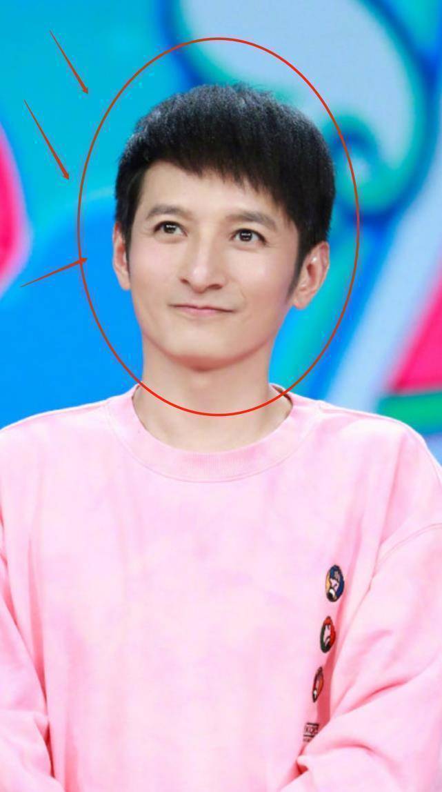 整体看起来很减龄,衬托他的脸更小了,自从上次爆出李维嘉暴瘦以后