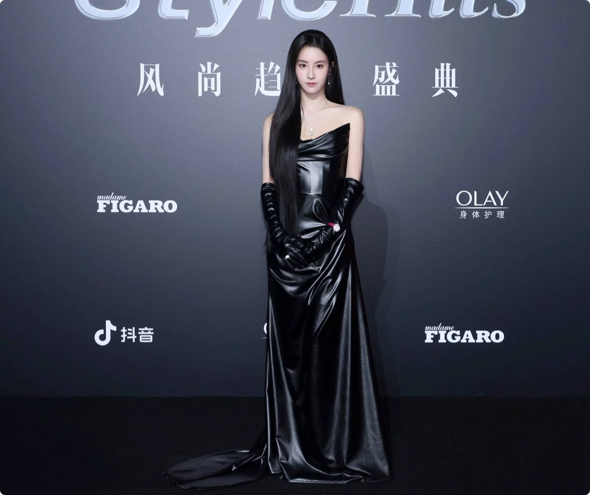 被笑不露齿的万茜惊艳,从不穿暴露礼服却艳压群芳_裙子_造型_张雨绮