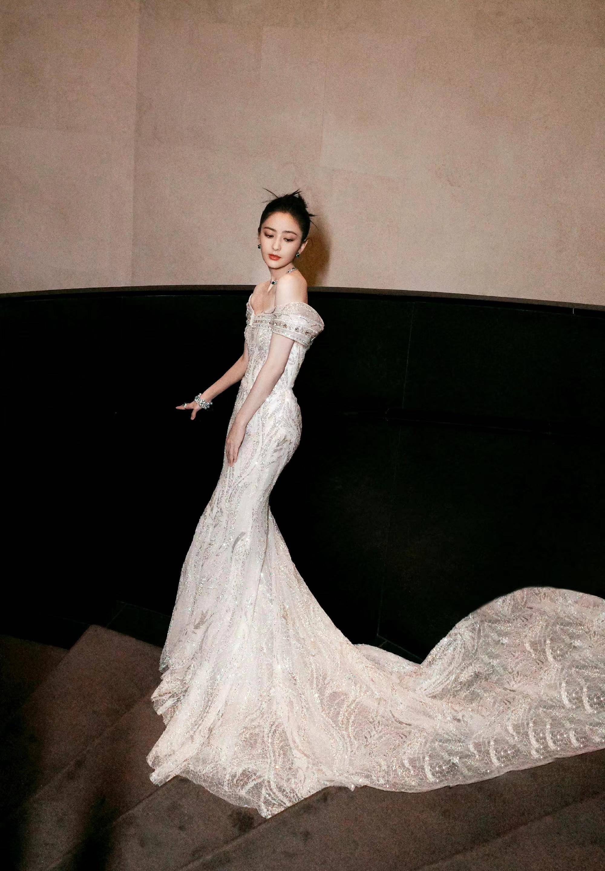 佟丽娅红毯新造型,钻石镶嵌露肩拖尾长裙,优雅迷人!_身材_活动_漂亮